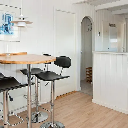 8 Person In Sjolund-by Traum *