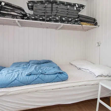 8 Person In Sjolund-by Traum