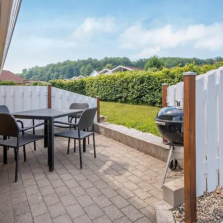 8 Person In Sjolund-by Traum